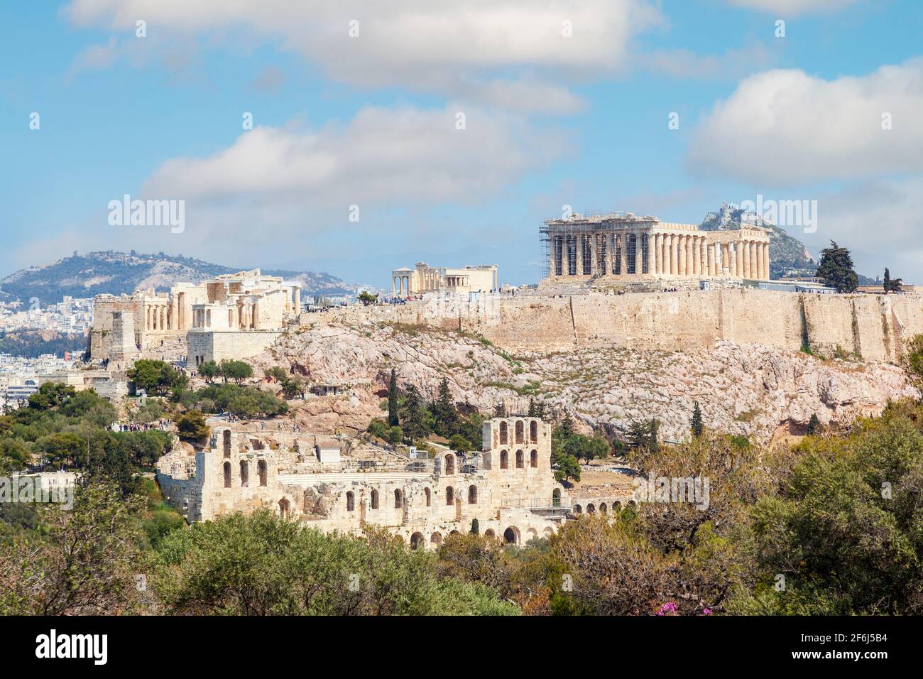Vue sur le Parthénon depuis la colline de Filopappou. On peut voir le temple du Parthénon, du 5e siècle avant Jésus-Christ, sur la colline sacrée d'Akropolis, à Athènes, en Grèce. Banque D'Images