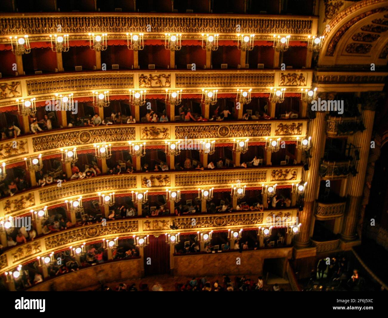 Boîtes dans l'Opéra Teatro di San Carlo (Théâtre Royal de Saint Charles), Naples, pendant l'intervalle. Banque D'Images