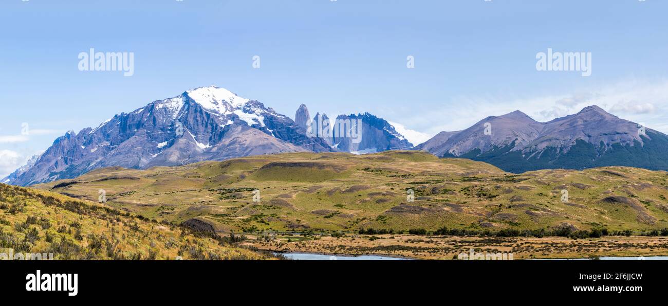 Vue sur Cerro Paine Grande et Cordillera del Paine dans la région de Laguna Amarga dans le parc national Torres del Paine, Patagonie, sud du Chili Banque D'Images
