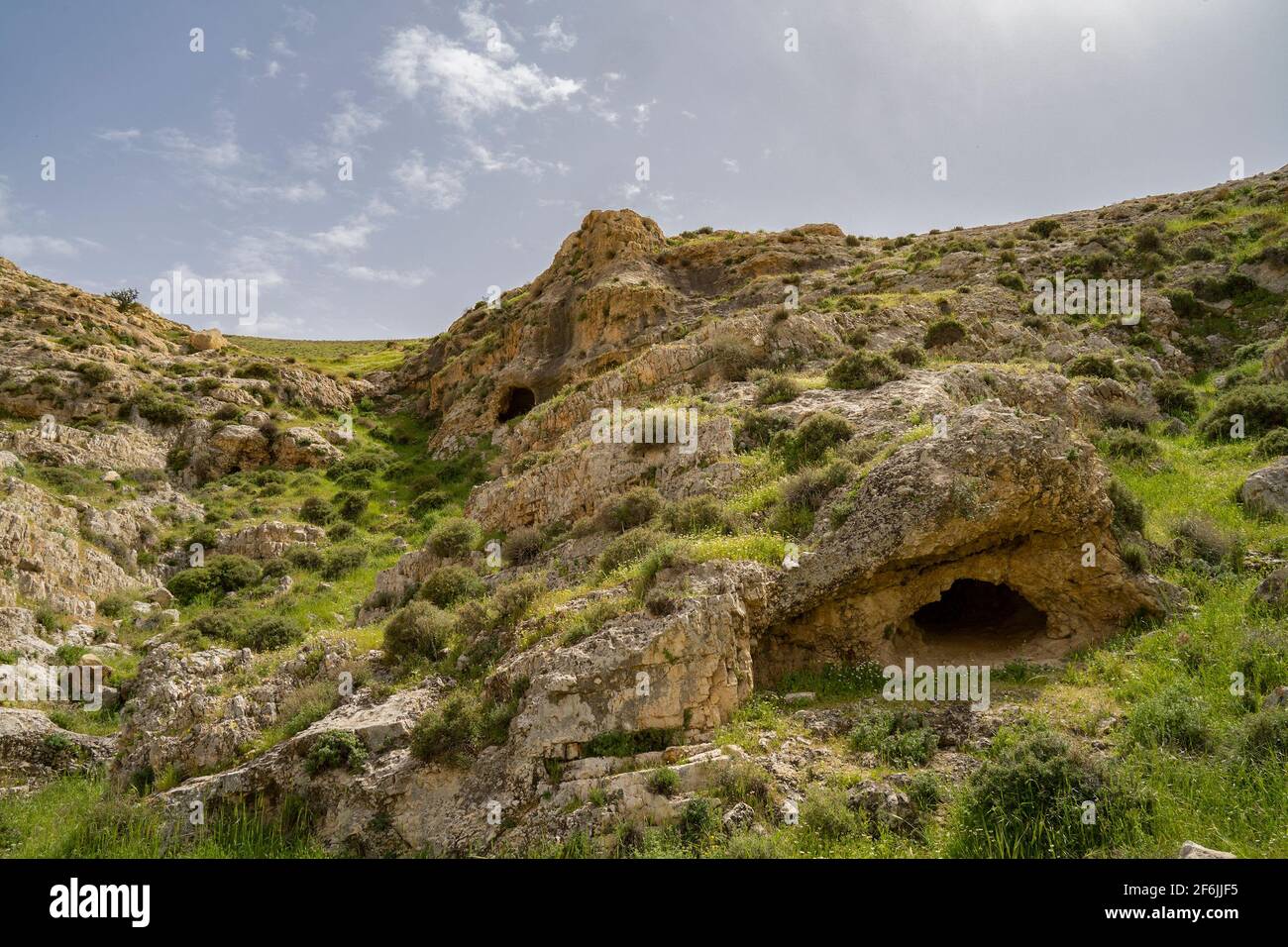 Deux grottes naturelles dans la région de Judée, Israël, au printemps. Banque D'Images