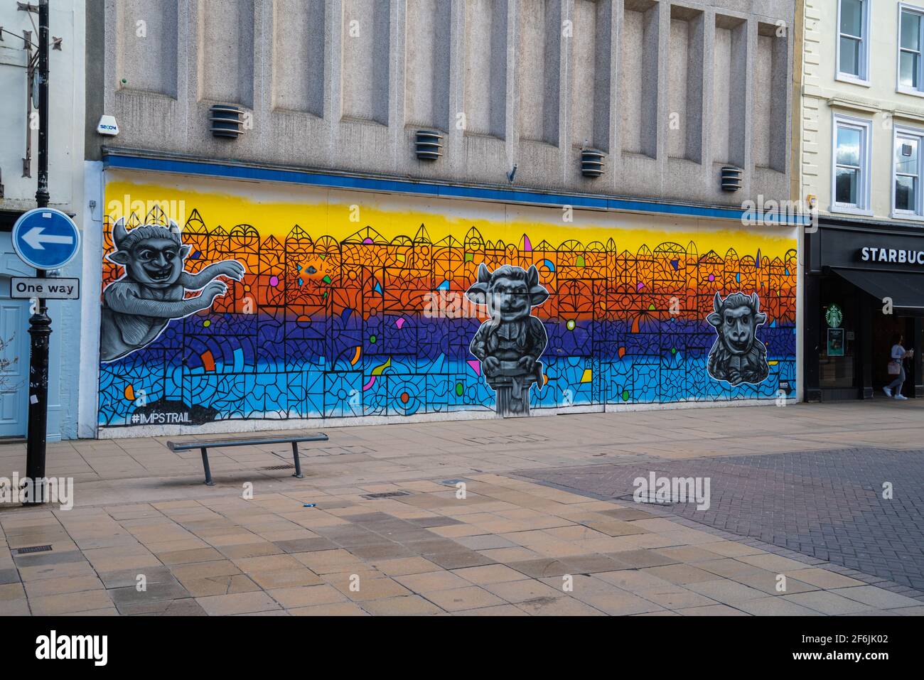 Légende de l'Imp Lincoln, cathédrale de Lincoln, emplacements dans le Lincolnshire, ancienne légende, diable a envoyé ses imp, vieux magasin, graffiti colorés. Banque D'Images