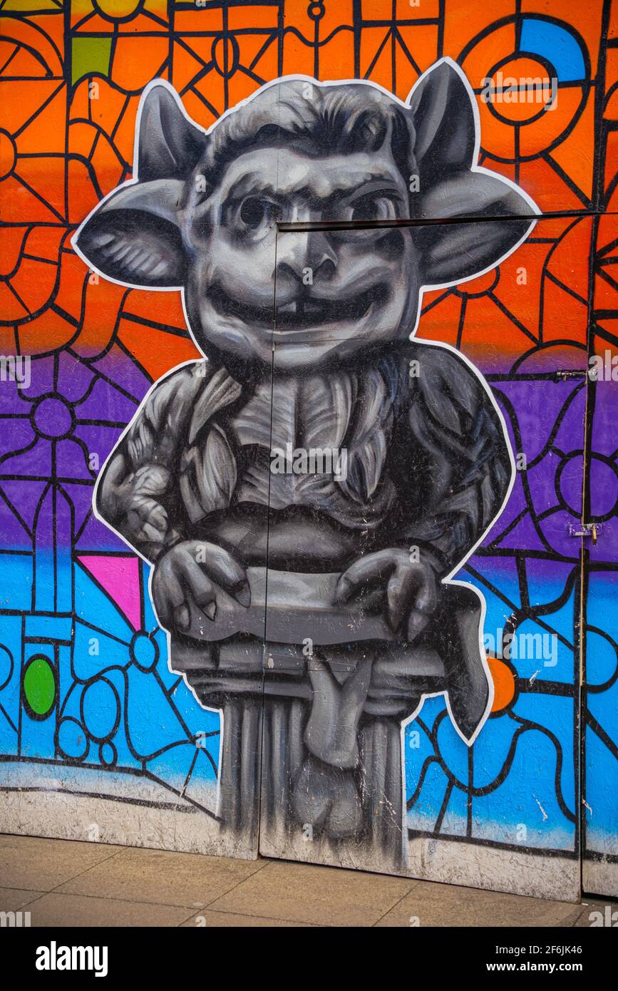 Légende de l'Imp Lincoln, cathédrale de Lincoln, emplacements dans le Lincolnshire, ancienne légende, diable a envoyé ses imp, vieux magasin, graffiti colorés. Banque D'Images