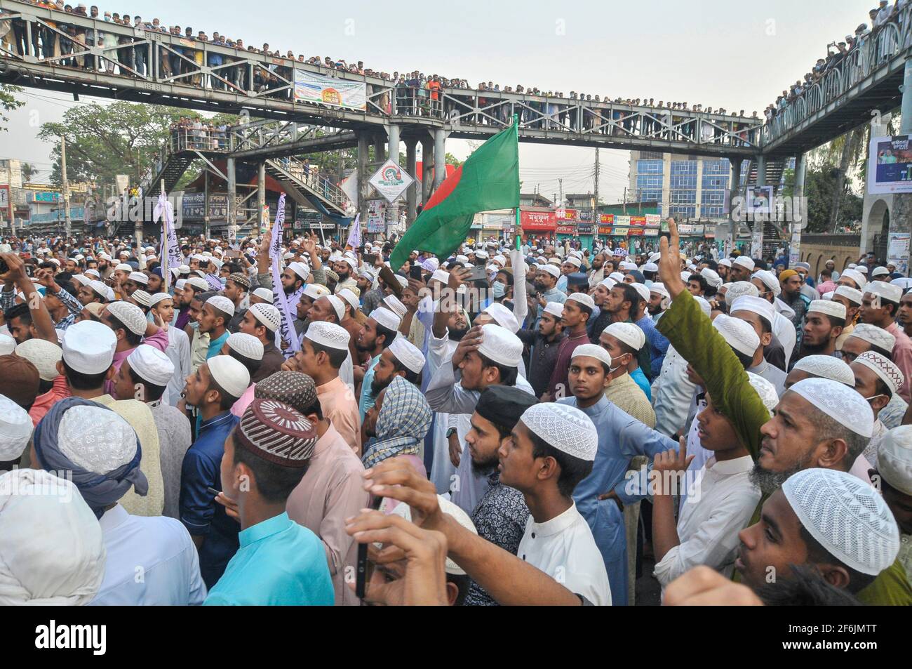 Au moins une douzaine de personnes ont été blessées lors d'affrontements entre la police et des manifestants au Bangladesh, alors que la violence s'est propagée dans tout le pays en raison de manifestations contre la visite du dirigeant hindou et nationaliste indien, l'arrivée de Narendra Modi. Sylhet, Bangladesh. Banque D'Images