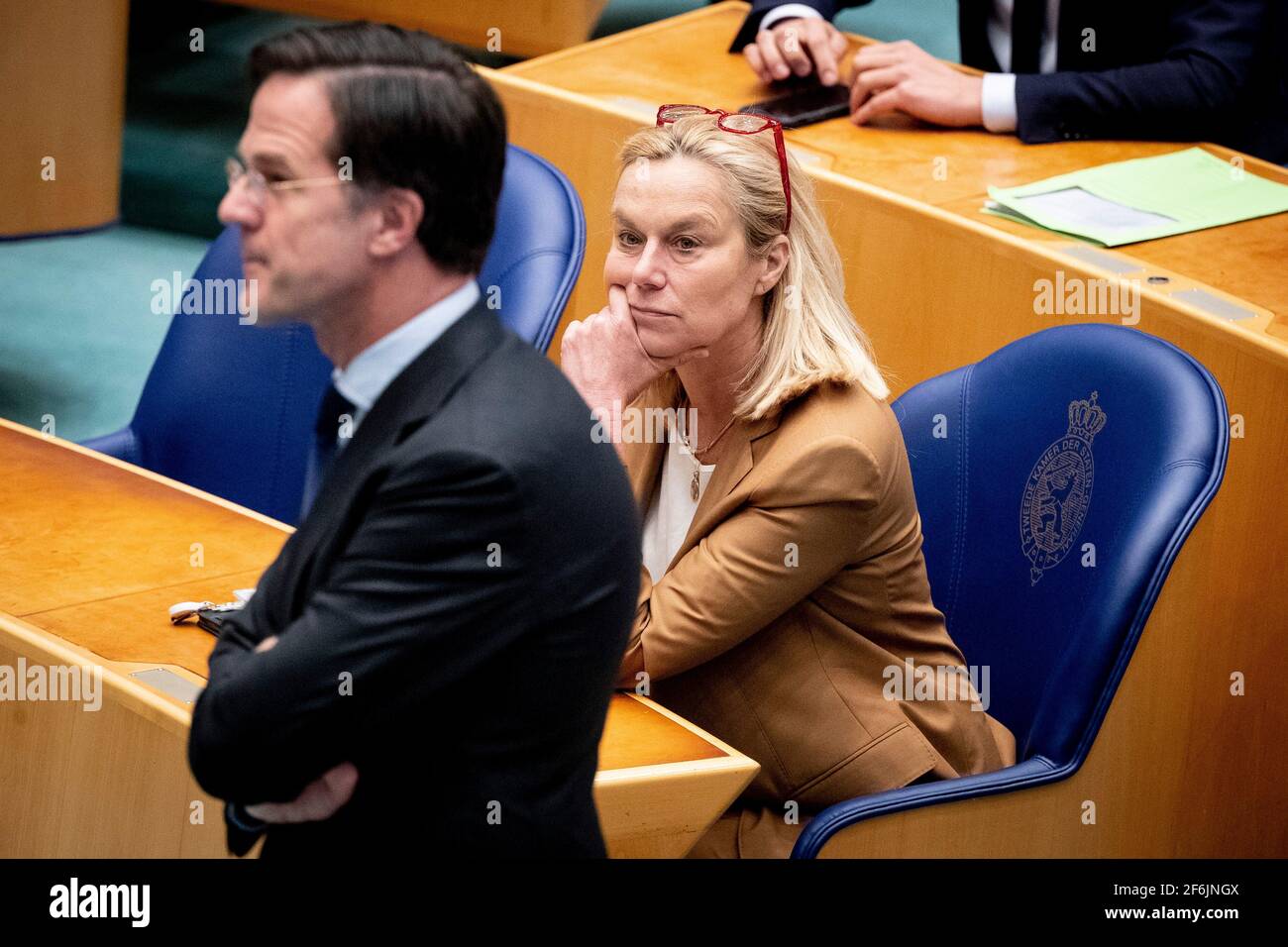 Den Haag, pays-Bas. 1er avril 2021. LA HAYE, PAYS-BAS - 1er AVRIL : le leader de la D66, Sigrid Kaag, regarde le Premier ministre Mark Rutte pendant le débat sur les informations involontairement divulguées par les scouts de formation Ollongren et Jorristma dans la chambre basse de Tweede Kamer le 1er avril 2021 à la Haye, pays-Bas. (Photo de Niels Wenstedt/BSR Agency/Alay Live News) crédit: BSR Agency/Alay Live News Banque D'Images