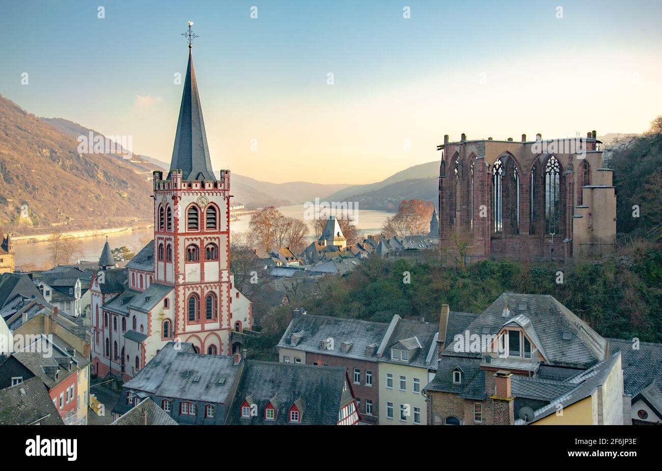 Une journée d'hiver glacielle à Bacharach am Rhein en Rhénanie-Palatinat, Allemagne. La vue depuis la Tour de la poste est dominée par l'Église évangélique de Saint-Pierre. Banque D'Images