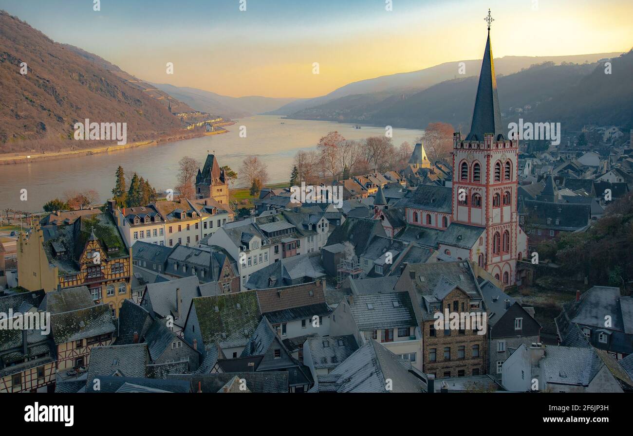 Une journée d'hiver glacielle à Bacharach am Rhein en Rhénanie-Palatinat, Allemagne. La vue depuis la Tour de la poste est dominée par l'Église évangélique de Saint-Pierre. Banque D'Images