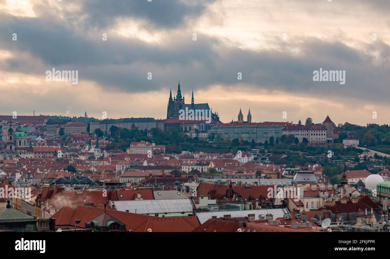 Une photo du château de Prague et du paysage urbain environnant, au coucher du soleil. Banque D'Images