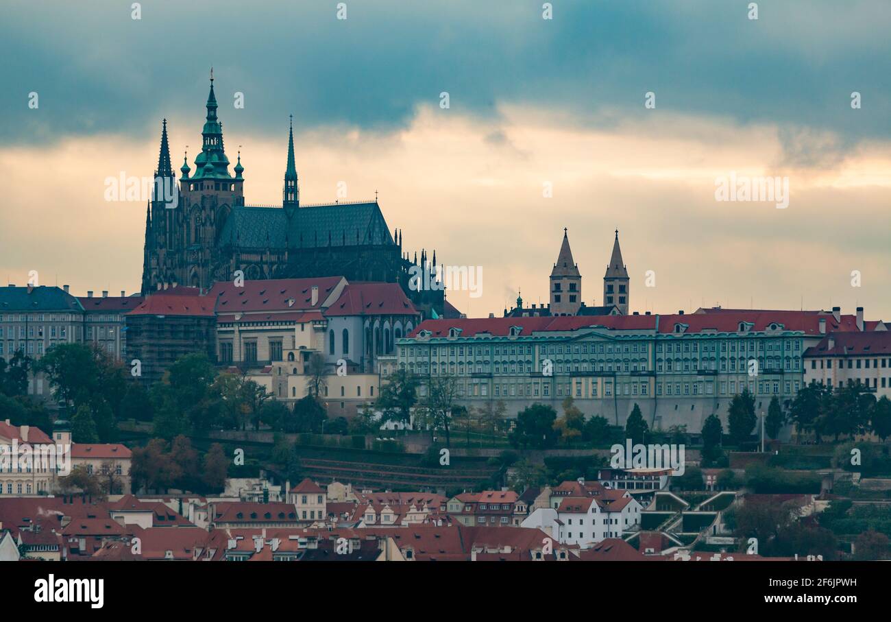 Une photo du château de Prague au coucher du soleil. Banque D'Images