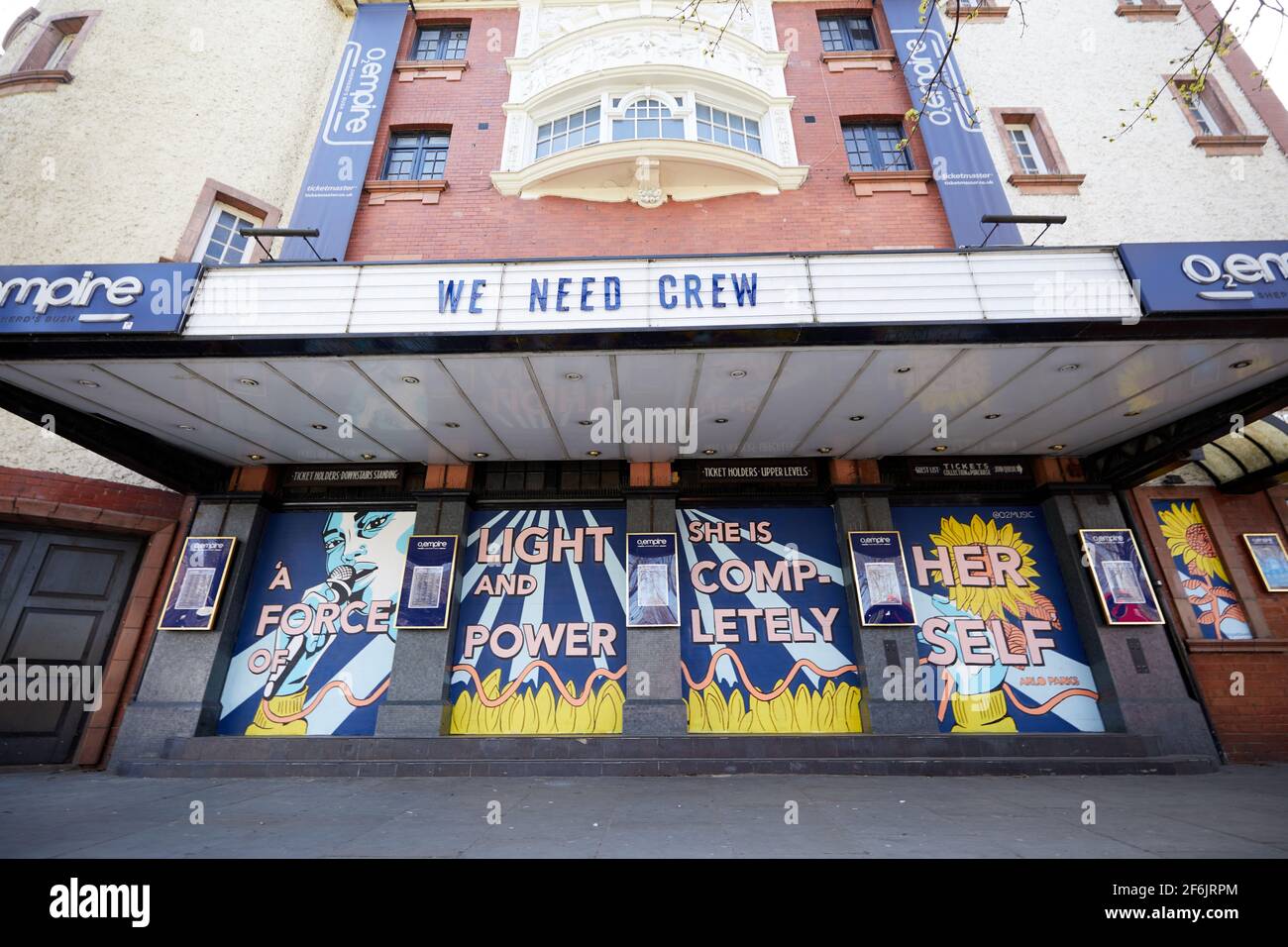 Londres, Royaume-Uni - 30 mars 2021 : l'extérieur de l'O2 Empire Shepherd's Bush, dont les portes et les fenêtres de la salle de réservation ont récemment été décorées dans une fresque d'Arlo Parks à l'aide du mois de l'histoire des femmes. Banque D'Images