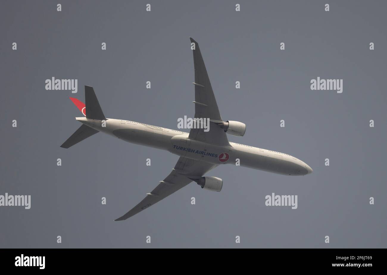 Turkish Airlines Boeing 777 TC-LJE quitte Londres Heathrow en route À Istanbul le 1er avril 2021 Banque D'Images