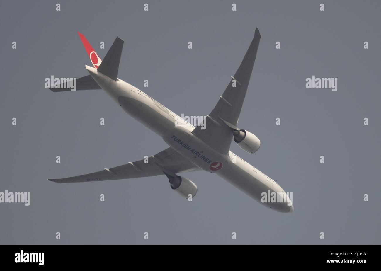 Turkish Airlines Boeing 777 TC-LJE quitte Londres Heathrow en route À Istanbul le 1er avril 2021 Banque D'Images