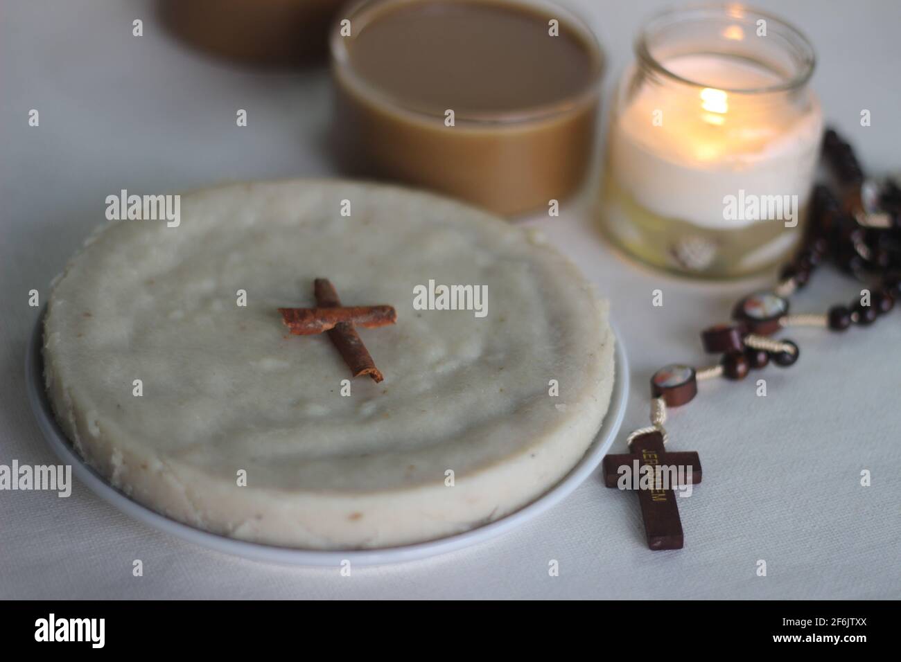 Gâteau de riz non levain fait de farine de riz, d'ail, de lentilles le jeudi Maundy en mémoire de la Pâque et du dernier souper. Fait par les chrétiens du Kerala Banque D'Images