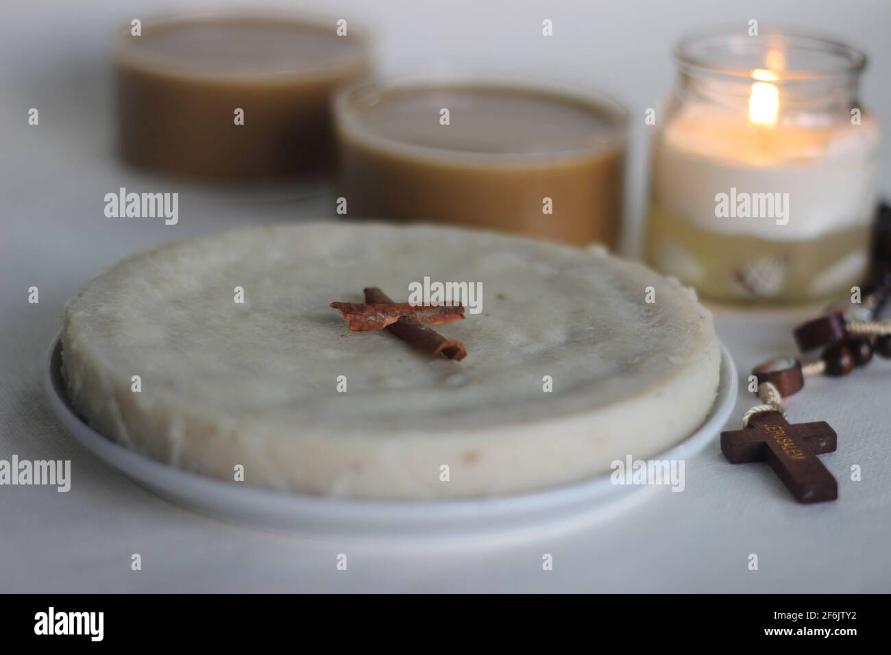 Gâteau de riz non levain fait de farine de riz, d'ail, de lentilles le jeudi Maundy en mémoire de la Pâque et du dernier souper. Fait par les chrétiens du Kerala Banque D'Images