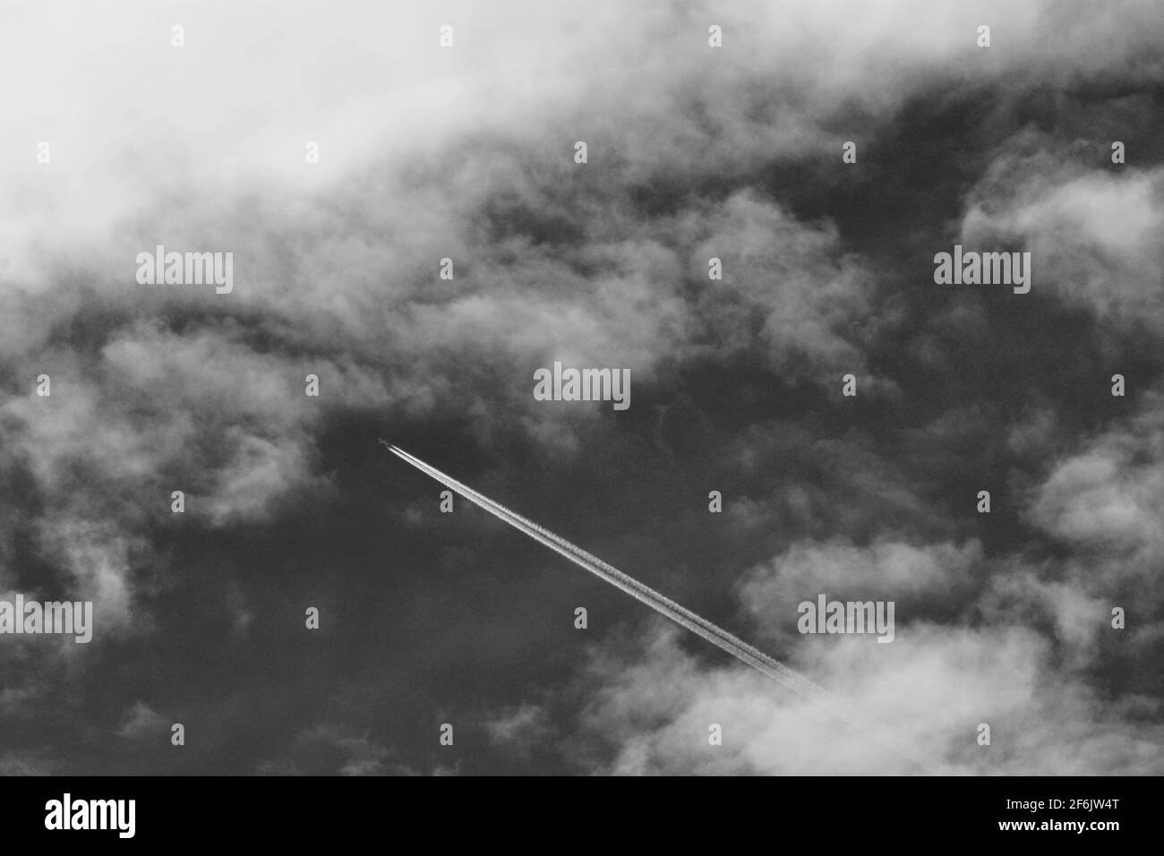 Un avion à réaction commercial quitte un contrail dans son sillage en passant par le sud-ouest près de Santa Fe, Nouveau-Mexique. Banque D'Images