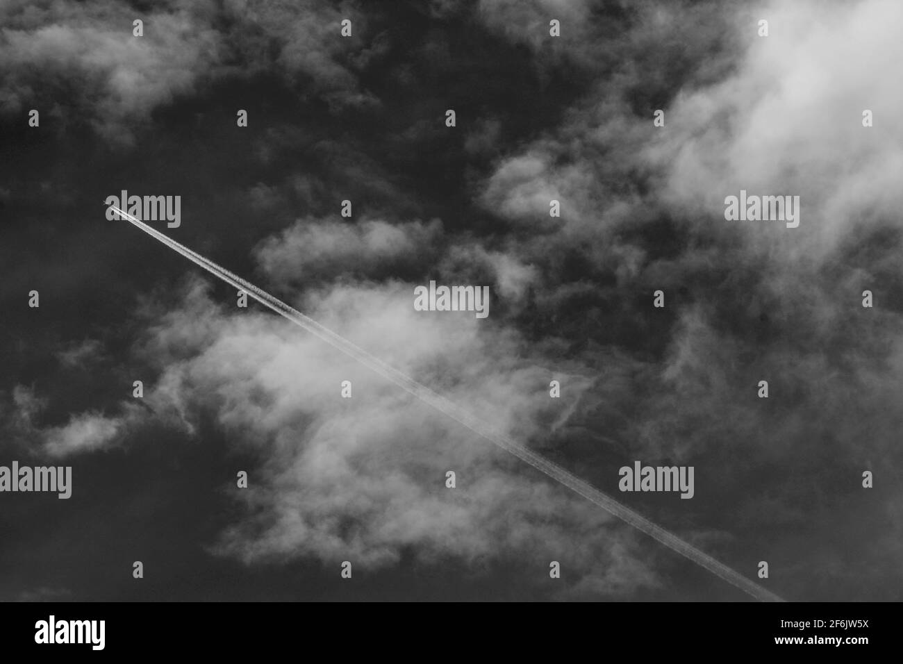 Un avion à réaction commercial quitte un contrail dans son sillage en passant par le sud-ouest près de Santa Fe, Nouveau-Mexique. Banque D'Images