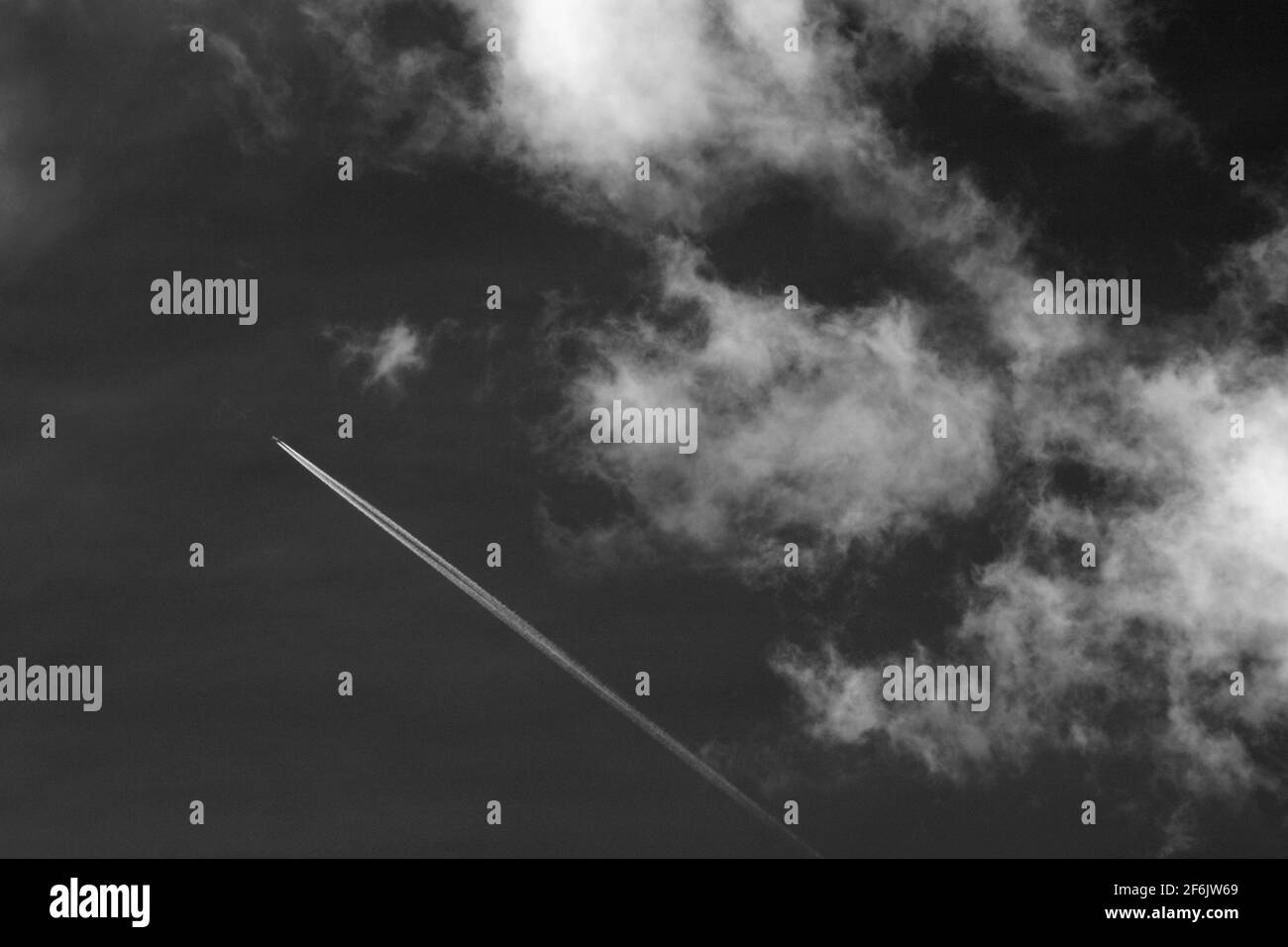 Un avion à réaction commercial quitte un contrail dans son sillage en passant par le sud-ouest près de Santa Fe, Nouveau-Mexique. Banque D'Images