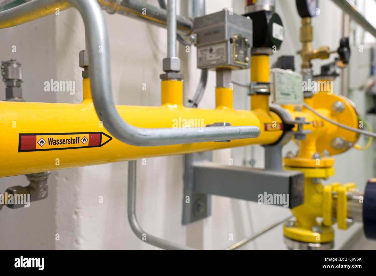 ALLEMAGNE, Hambourg, unité de cogénération pour le chauffage et l'alimentation électrique au gaz naturel ou à l'hydrogène vert, tuyau d'alimentation H2 / DEUTSCHLAND, Hambourg, Hansewerk Natur, BHKW Blockheizkraftwerk 1 MW Klasse, das über Kraft-Wärme-Kopplung eine Siedlung mit Strom und Wärme Orgt, Energierberbauer Erwerden, Wasserbergung und Wertsbergübergung Erwerk Banque D'Images