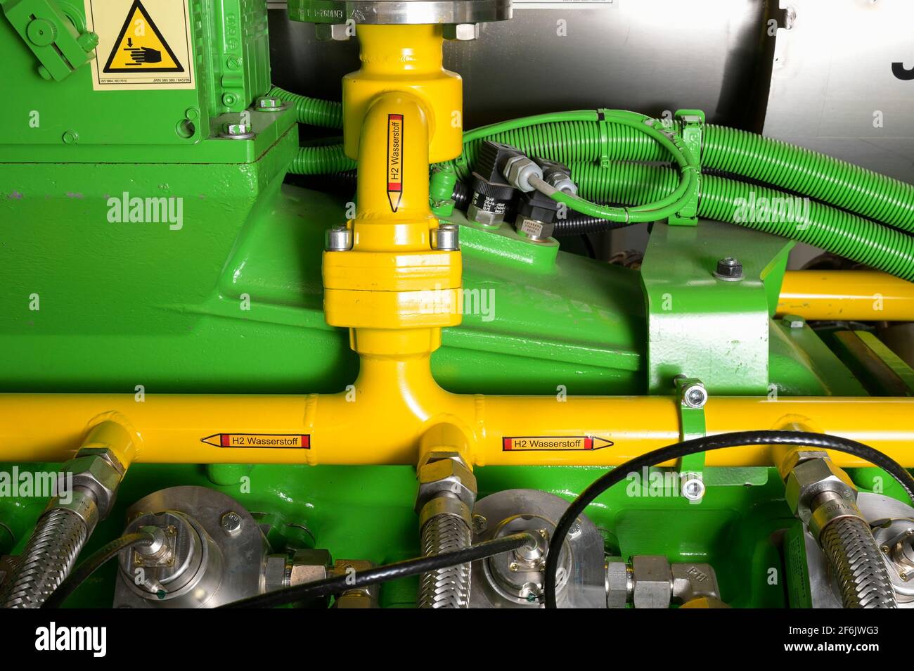 ALLEMAGNE, Hambourg, unité de cogénération pour le chauffage et l'alimentation électrique au gaz naturel ou à l'hydrogène vert, moteur à gaz Jenbacher / DEUTSCHLAND, Hambourg, Hansewerk Natur, BHKW Blockheizkraftwerk 1 MW Klasse, das über Kraft-Wärme-Kopplung eine Siedlung mit Strom und Wärme orgt, Energierbergübergerhof, Erwerder Werbergerbergerbergerbergübergerhof, Erwerk Der wühlweise grünen Wasserstoff oder Erdgas verbrennen kann Banque D'Images