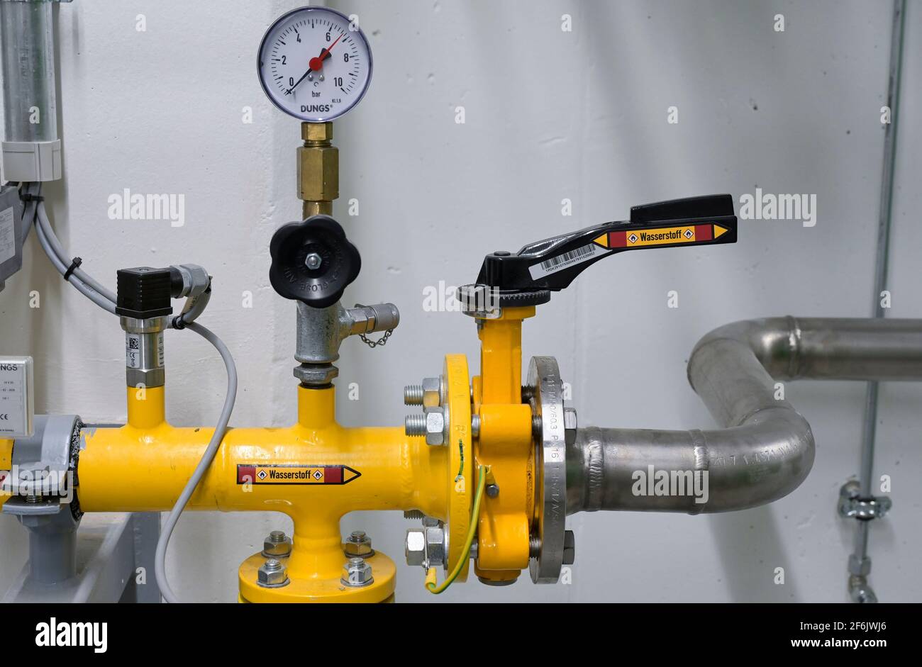 ALLEMAGNE, Hambourg, unité de cogénération pour le chauffage et l'alimentation électrique au gaz naturel ou à l'hydrogène vert, tuyau d'alimentation H2 / DEUTSCHLAND, Hambourg, Hansewerk Natur, BHKW Blockheizkraftwerk 1 MW Klasse, das über Kraft-Wärme-Kopplung eine Siedlung mit Strom und Wärme Orgt, Energierberbauer Erwerden, Wasserbergung und Wertsbergübergung Erwerk Banque D'Images