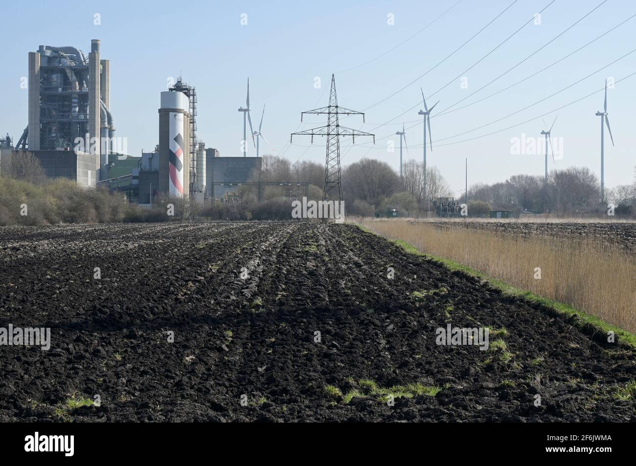 Allemagne, Green Hydrogen Project Westküste100, cimenterie Holcim, il est prévu que Holzig va produire de l'hydrogène vert avec l'énergie éolienne de la raffinerie Heide hydrogène usine / DEUTSCHLAND, Wasserstoff-Projekt Westküste 100, Konsortium partenaire Holcim Zementwerk à Lägerdorf Banque D'Images