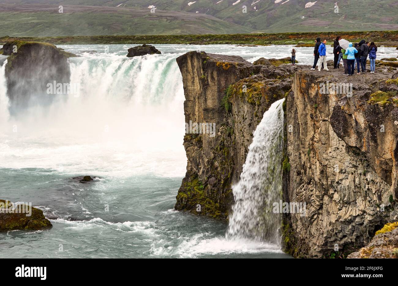 Goðafoss est une cascade dans le nord de l'Islande. Il est situé le long du périphérique principal du pays, à l'intersection avec la route des hautes terres de Sprengisandur. Banque D'Images