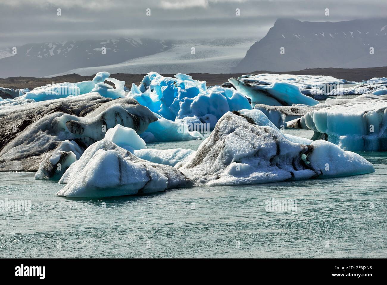 Jökulsárlón est un grand lac glaciaire situé dans la partie sud du parc national de Vatnajökull, en Islande. Banque D'Images