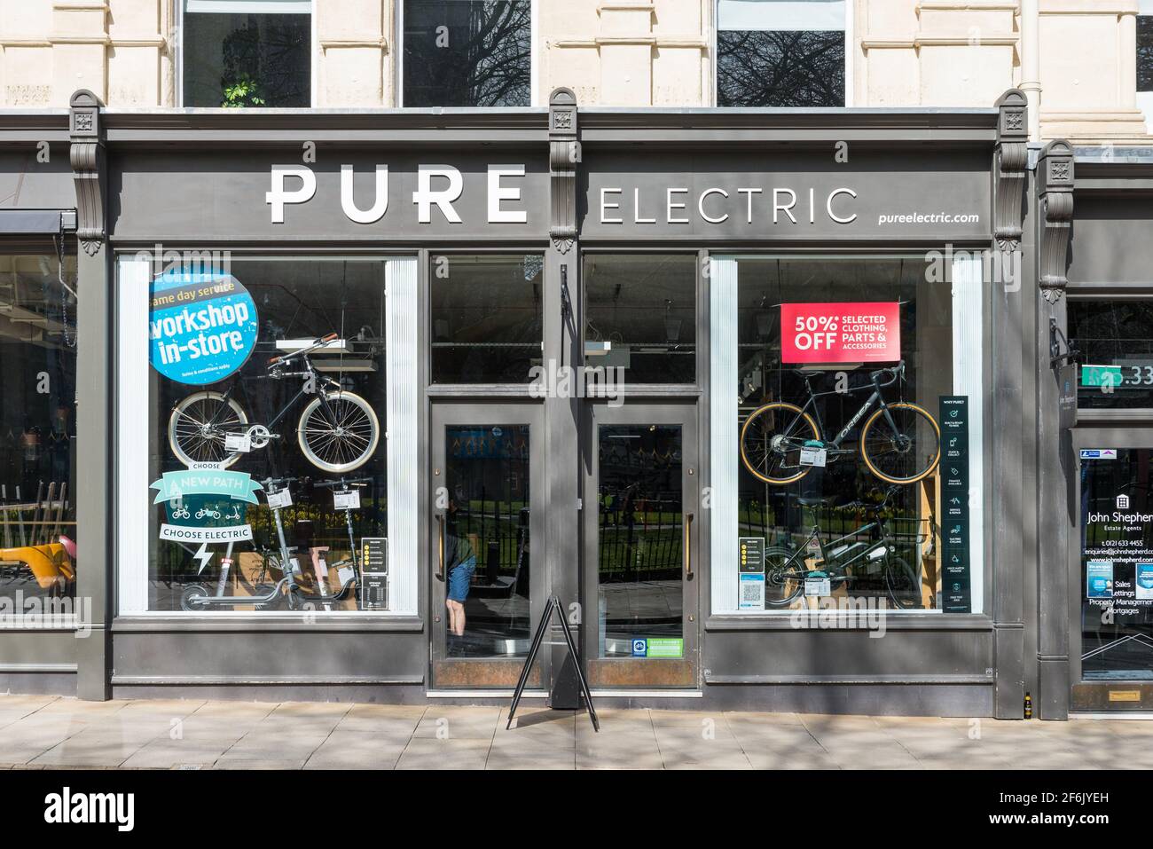 Boutique de vélos électriques Pure Electric sur Colmore Row, centre-ville de Birmingham, Royaume-Uni Banque D'Images