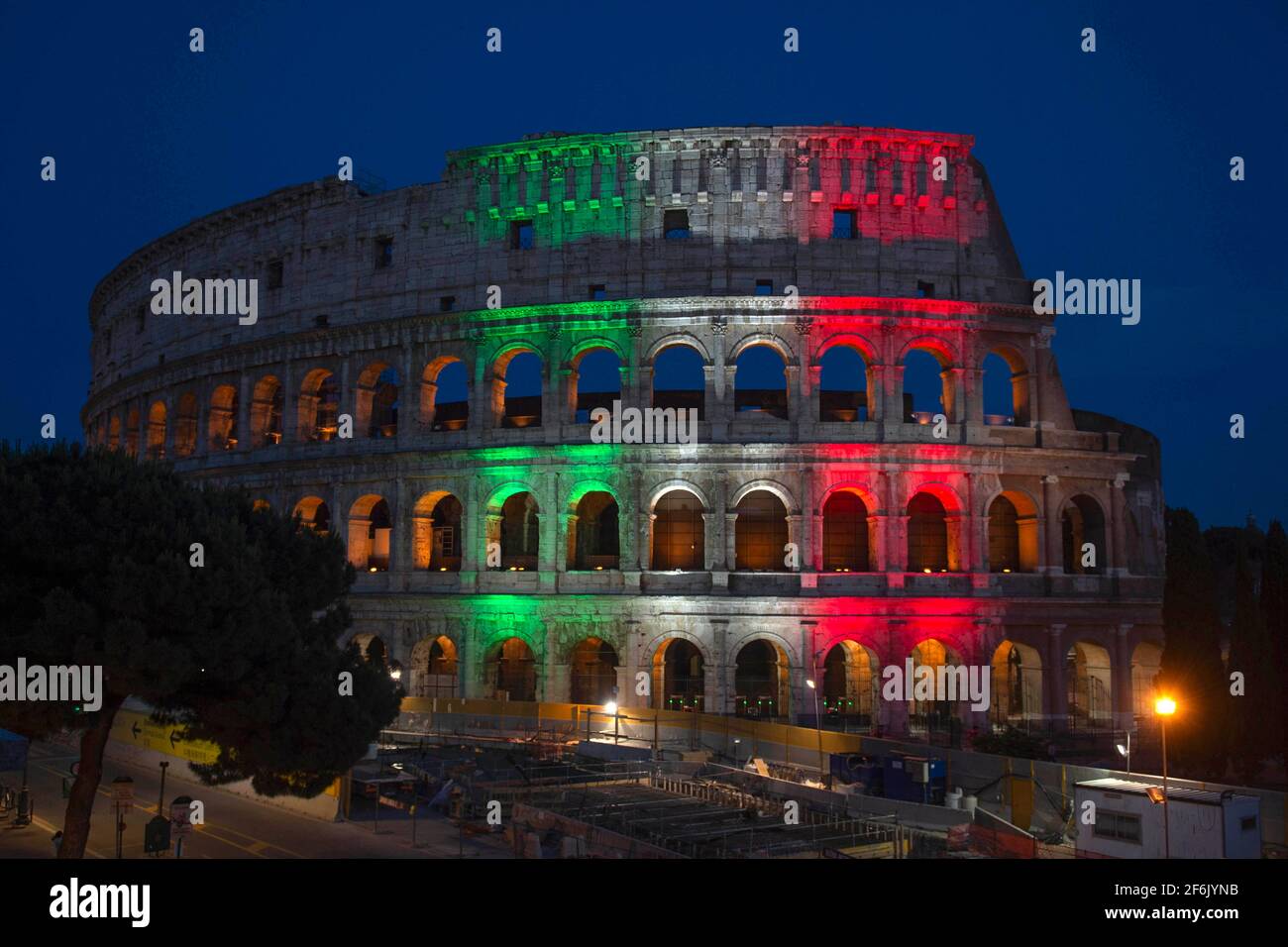 Italie, Rome, 01 juin, 2020 : le Colisée est illuminé des couleurs du drapeau italien pour célébrer la réouverture après près de trois mois de confinement Banque D'Images