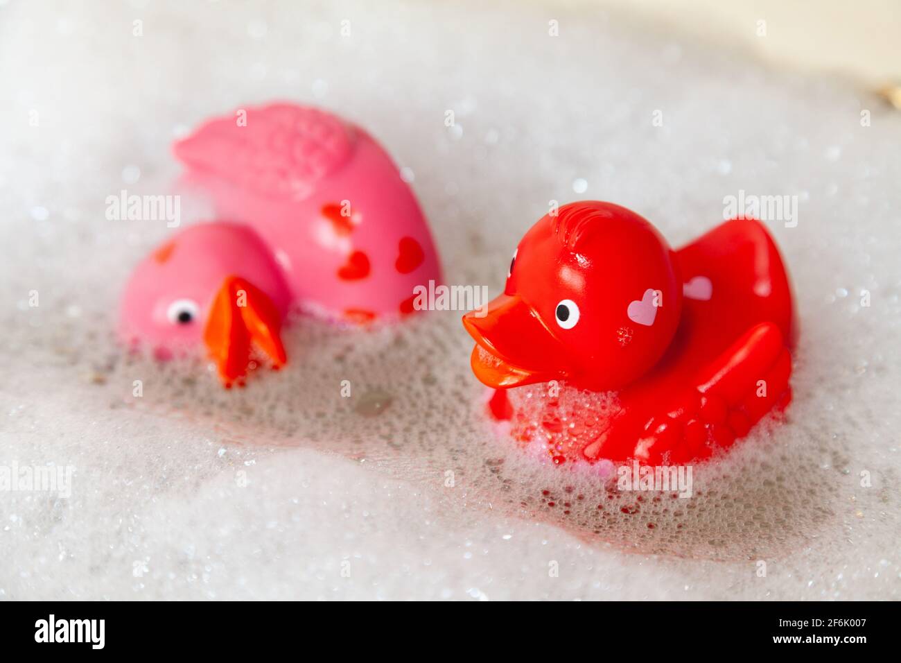 Canards en caoutchouc dans le bain à bulles Banque D'Images