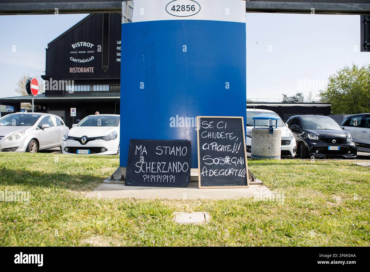 Bologne, ITALIE. 1er avril 2021. Une centaine de restaurateurs et de commerçants venus de toute l'Italie ont protesté à l'Autogrill « Cantagallo » de l'autoroute A1, juste à l'extérieur de Bologne, pour demander au gouvernement Draghi un soutien plus substantiel et surtout pour pouvoir rouvrir leurs activités en toute sécurité. Crédit: Massimiliano Donati/Alay Live News Banque D'Images