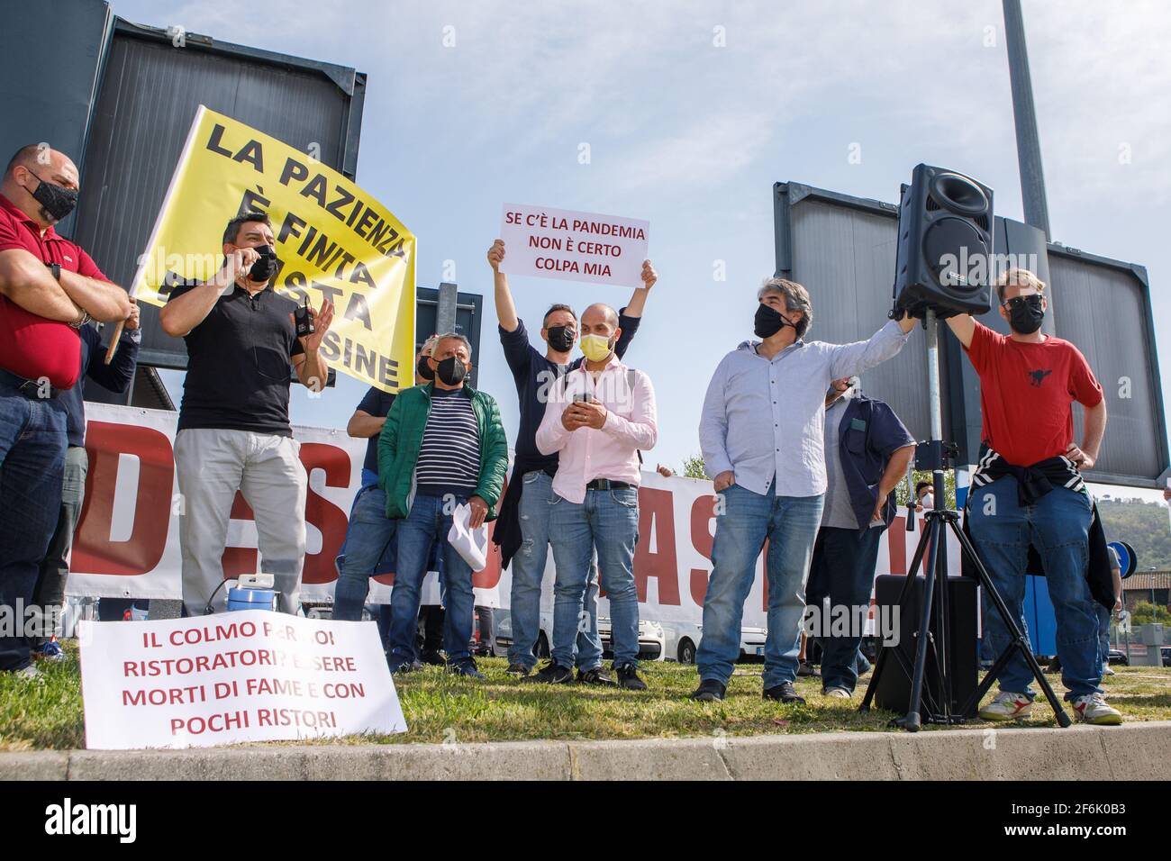 Bologne, ITALIE. 1er avril 2021. Une centaine de restaurateurs et de commerçants venus de toute l'Italie ont protesté à l'Autogrill « Cantagallo » de l'autoroute A1, juste à l'extérieur de Bologne, pour demander au gouvernement Draghi un soutien plus substantiel et surtout pour pouvoir rouvrir leurs activités en toute sécurité. Crédit: Massimiliano Donati/Alay Live News Banque D'Images