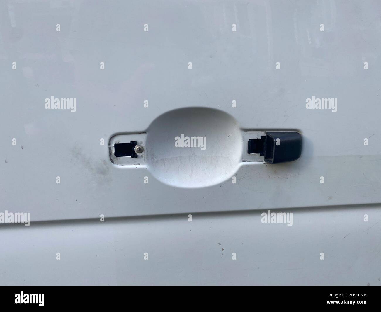Poignée de porte cassée d'une voiture blanche - assurance automobile,  accident et concept de sécurité Photo Stock - Alamy
