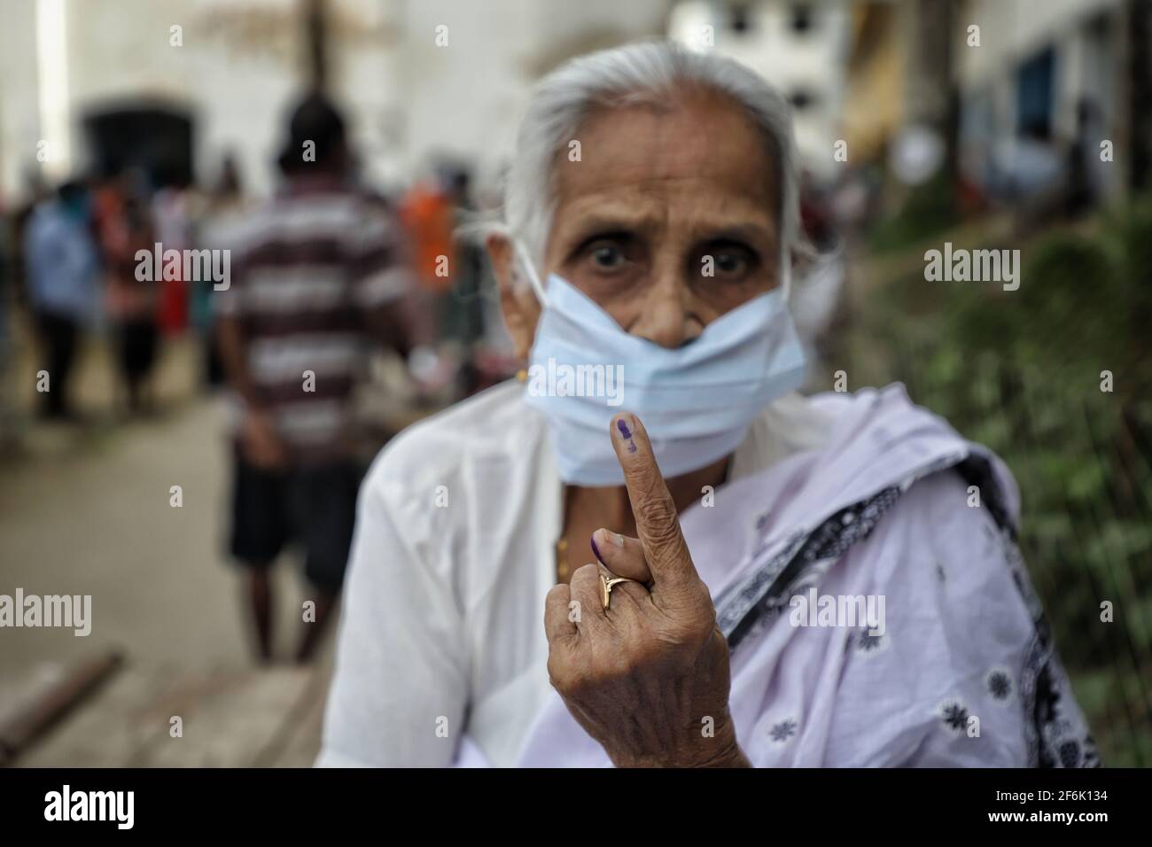 Une femme âgée montre son doigt intiqué après avoir voté à East Midnapur.les électeurs de Nandigram ont voté lors de la deuxième phase des élections de l'Assemblée du Bengale occidental sous le déploiement de forces centrales armées lourdes pour rendre les élections pacifiques. Banque D'Images