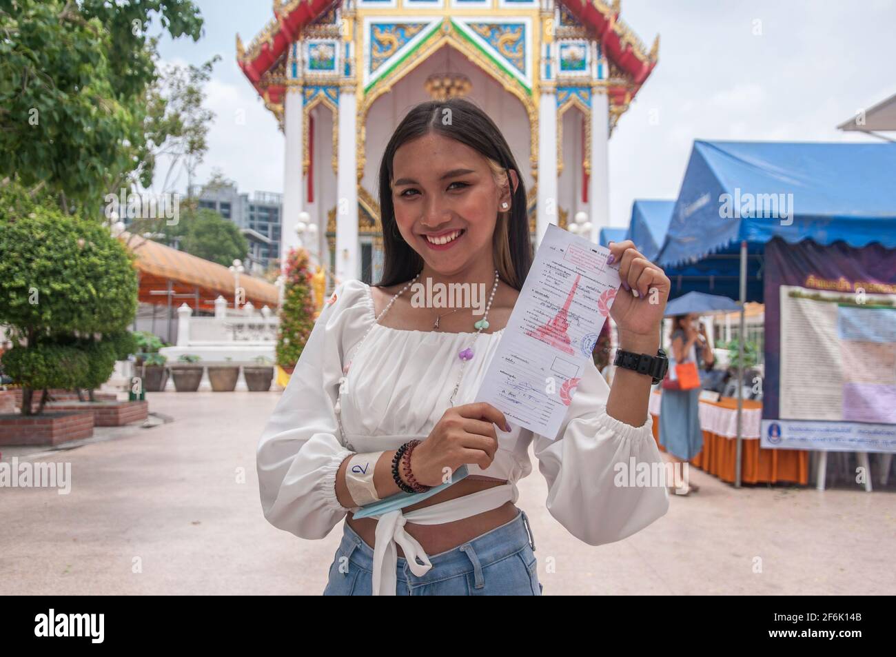 Bangkok, Thaïlande. 1er avril 2021. Un transgenre thaïlandais montrant un avis de conscription pendant la conscription militaire à Wat That Thong. Les Forces armées royales thaïlandaises ont lancé leur journée annuelle de conscription militaire en commençant du 1er avril 2021 au 20 avril 2021 à la recherche d'hommes en bonne santé d'âge de combat de 21 ans et plus de tout le pays par volontaire et de tirage au sort. (Photo de Peerapon Boonyakiat/SOPA image/Sipa USA) crédit: SIPA USA/Alay Live News Banque D'Images