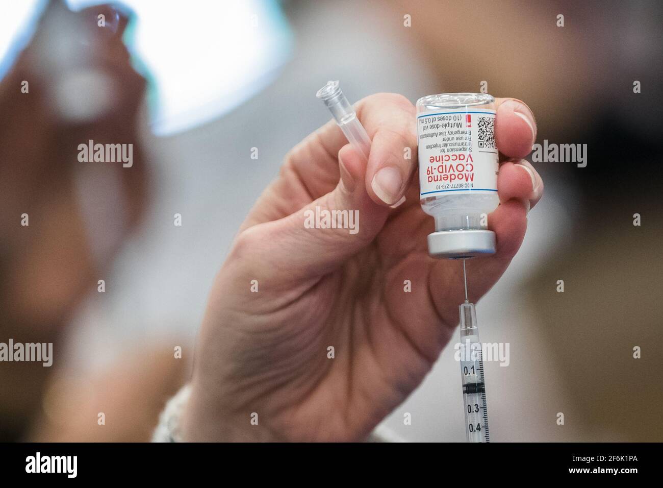 28 mars 2021 : les seringues sont préparées lors d'un événement de vaccination de masse COVID-19 organisé par la branche médicale de l'Université du Texas (UTMB Health) au Brazosport College à Lake Jackson, Texas. Prentice C. James/CSM Banque D'Images