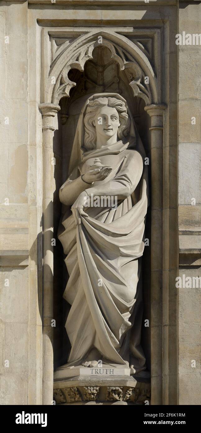 Londres, Royaume-Uni. Statue allégorique sur la façade de l'abbaye de Westminster représentant la vérité Banque D'Images
