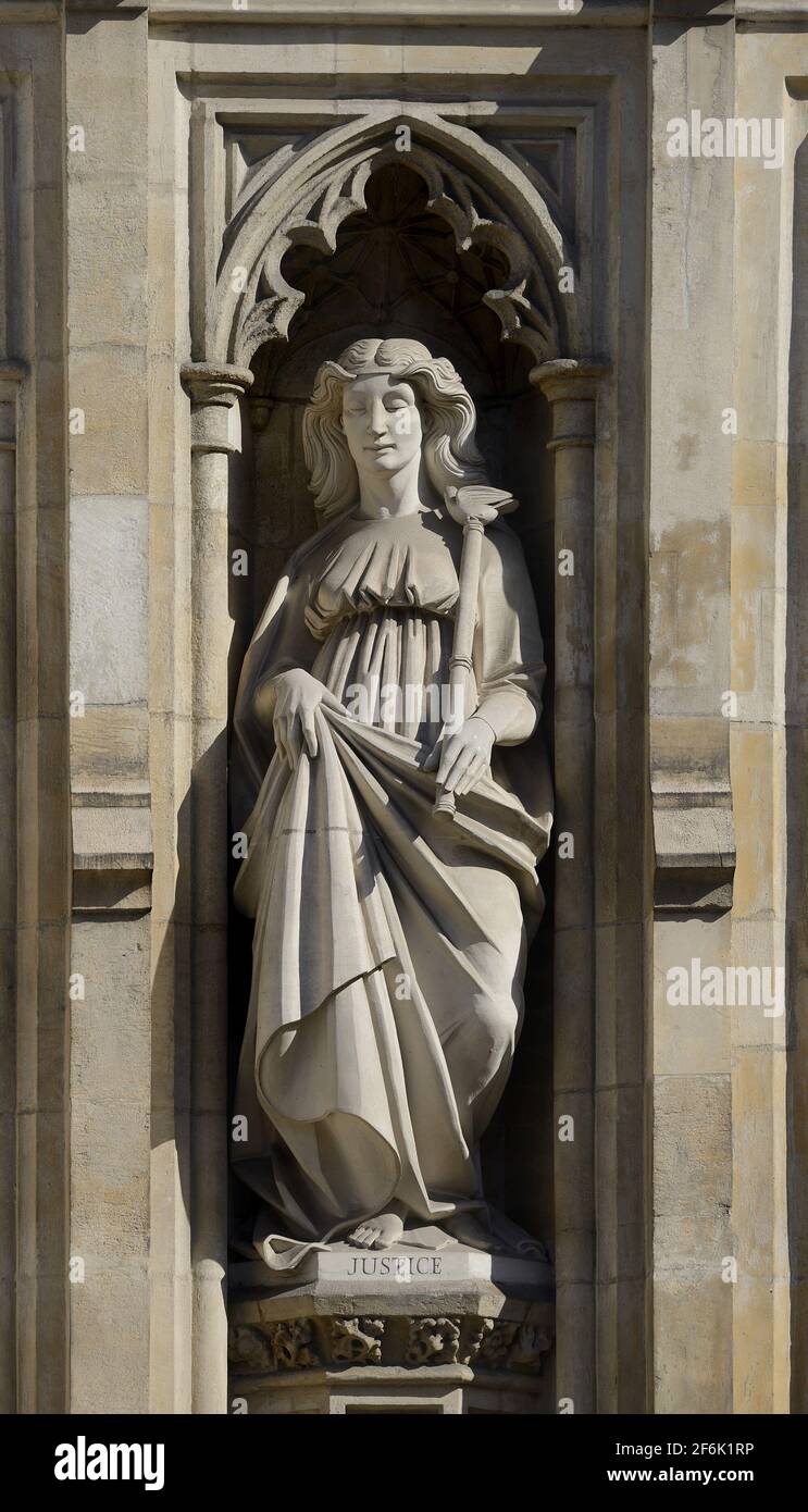 Londres, Royaume-Uni. Statue allégorique sur la façade de l'abbaye de Westminster représentant la Justice Banque D'Images