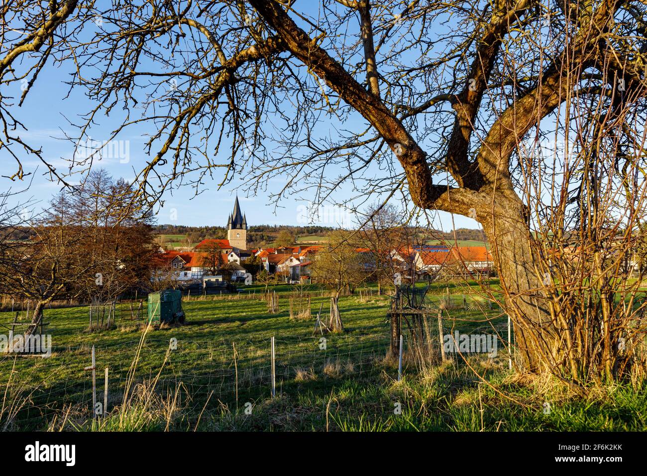 Le village une église de Netra à Hesse Allemagne Banque D'Images