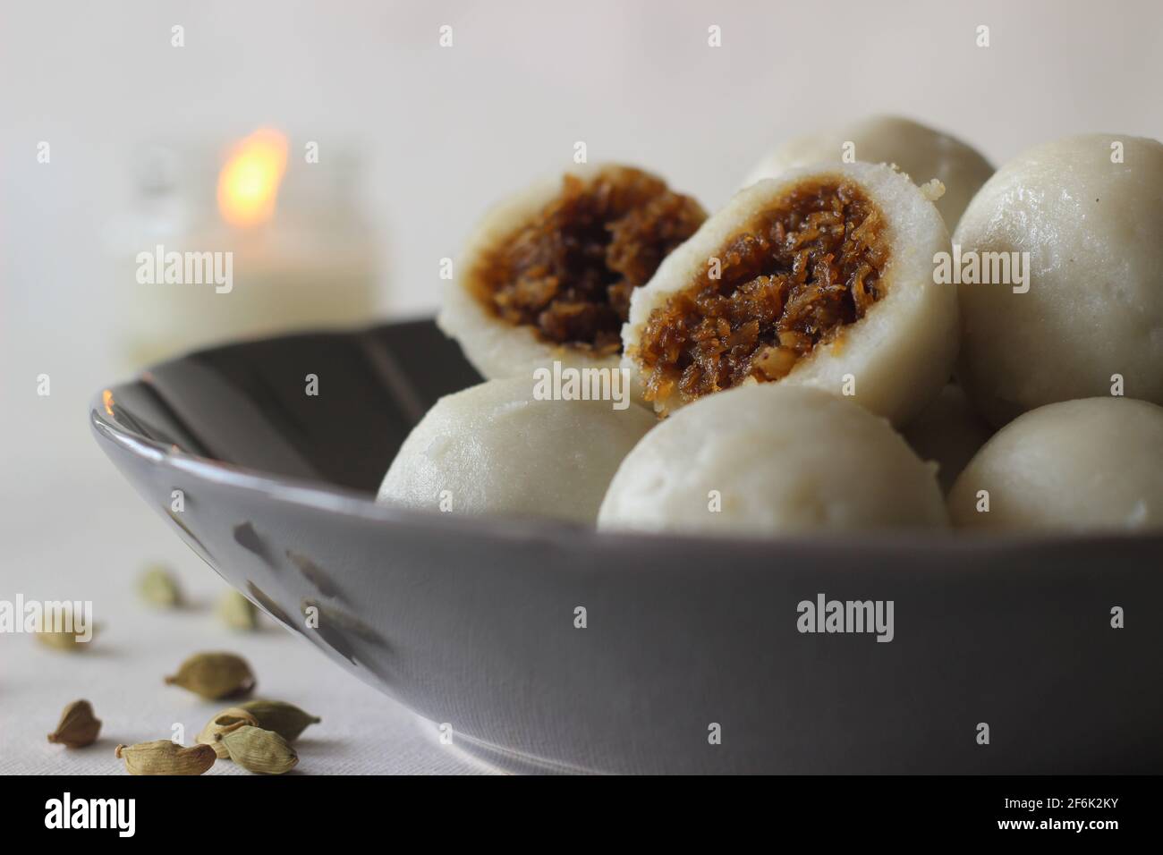 Boulettes cuites à la vapeur à la pâte de farine de riz et farcies Un remplissage de noix de coco et de jaggery préparé par les chrétiens du Kerala Le samedi de pâques Banque D'Images