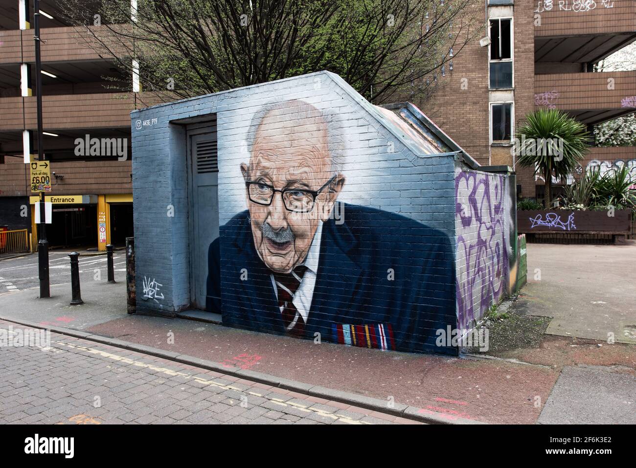 La fresque du capitaine Sir Tom Moore de l'artiste Akse p19 dans le quartier nord de Manchester. Banque D'Images