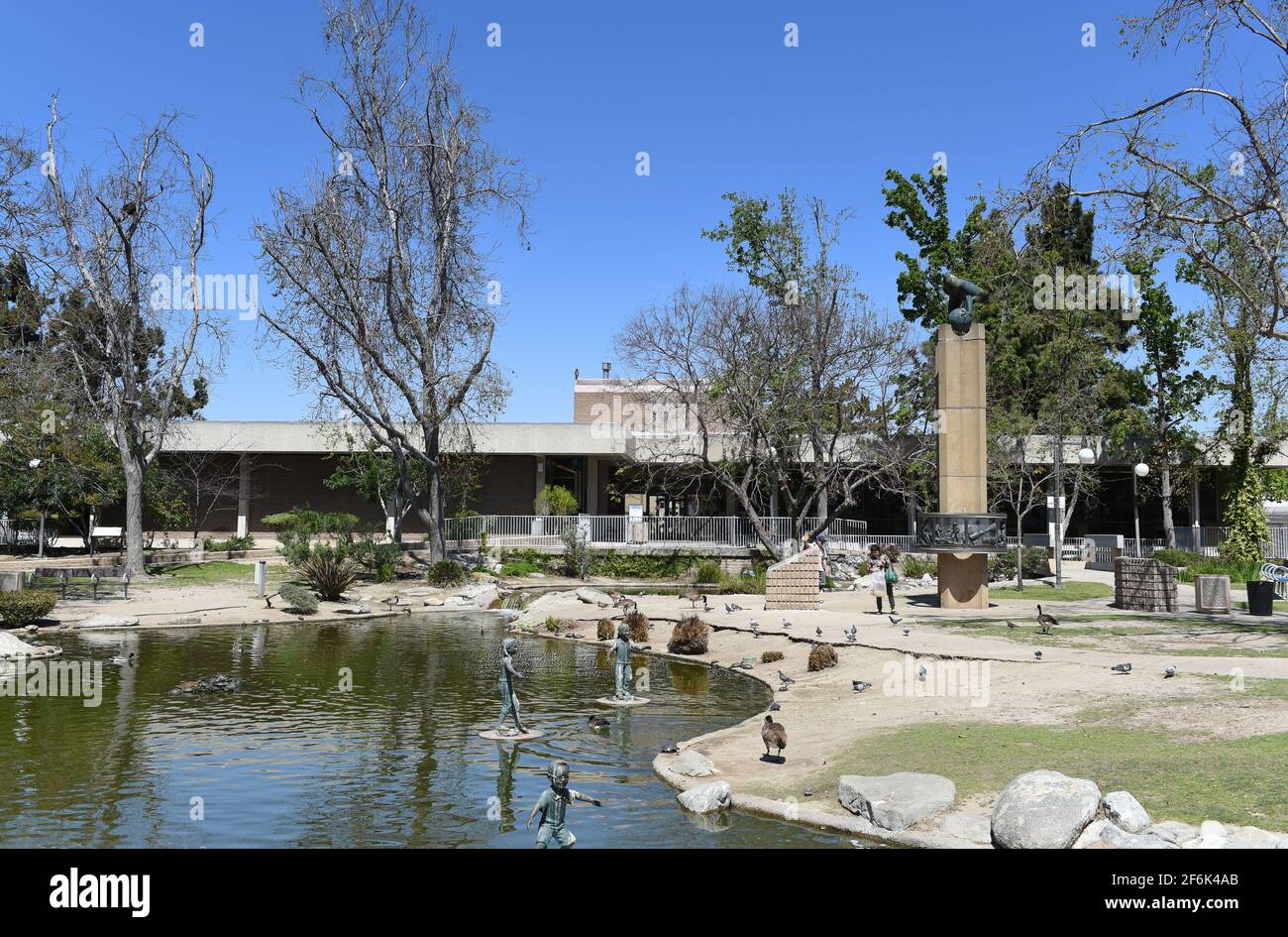 GARDEN GROVE, CALIFORNIE - 31 MARS 2021 : la bibliothèque principale du Community Center Park avec son étang et ses sculptures. Banque D'Images