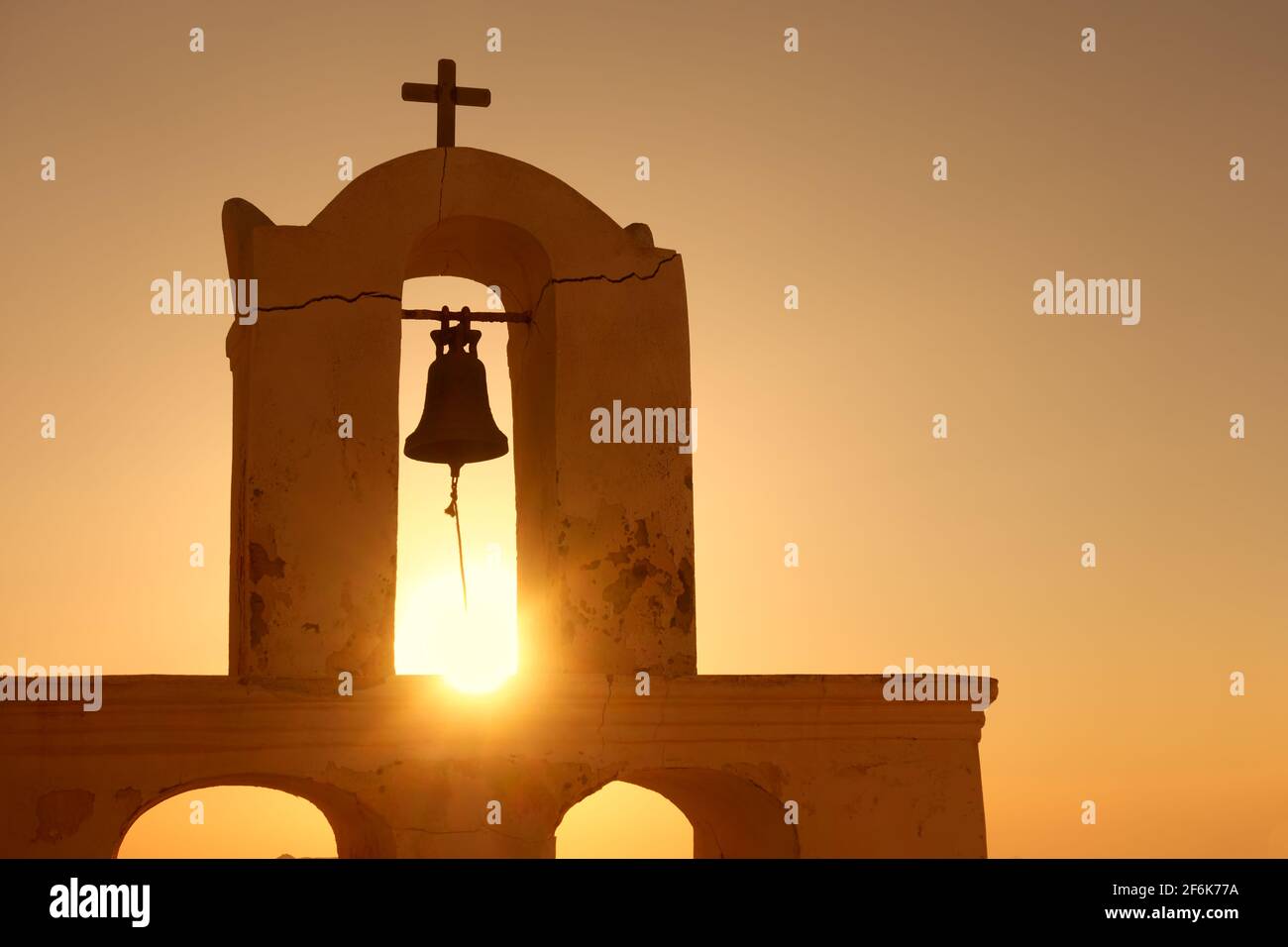 Clocher de Santorin au coucher du soleil, Grèce Banque D'Images