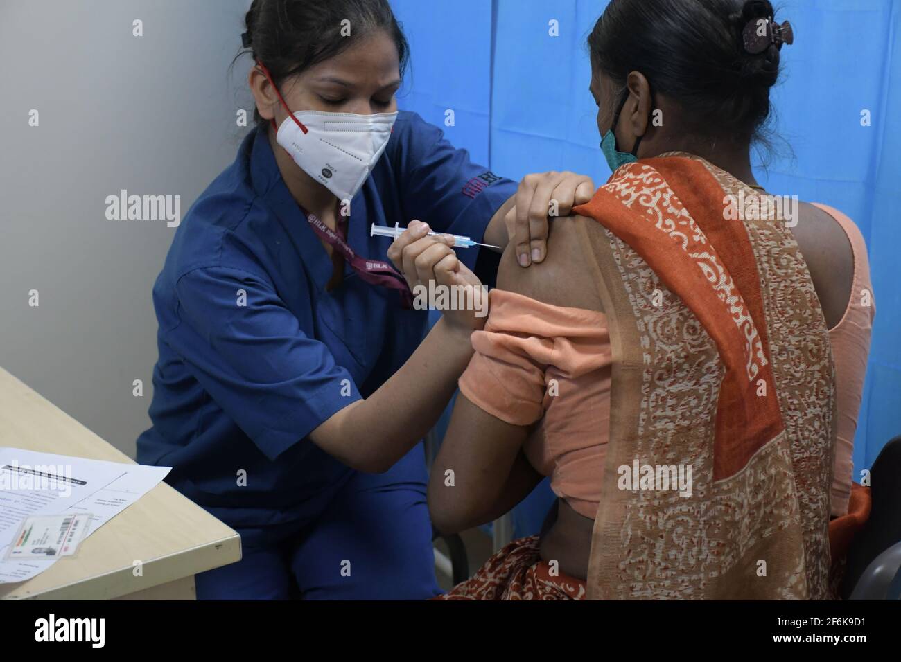 New Delhi, Inde. 1er avril 2021. Un professionnel de la santé donne une dose de vaccin Covishield au cours de la troisième étape de la campagne de vaccination où les personnes de 45 ans et plus sont éligibles pour la vaccination contre le virus Covid -19 à l'hôpital BLK de Delhi. (Photo par Ishant Chauhan/Pacific Press) crédit: Pacific Press Media production Corp./Alay Live News Banque D'Images