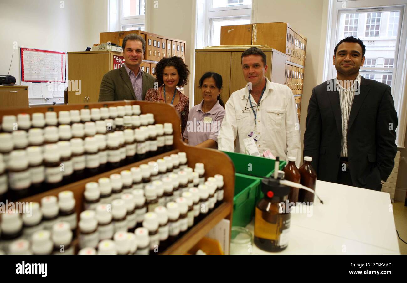 Hôpital homéopathique Royal London... (G-D) Dr Helmut Roniger, Dr Jenny Lenhart, Liova cepillo, Chris Perrin et Dr Raj Sharma. pic David Sandison Banque D'Images