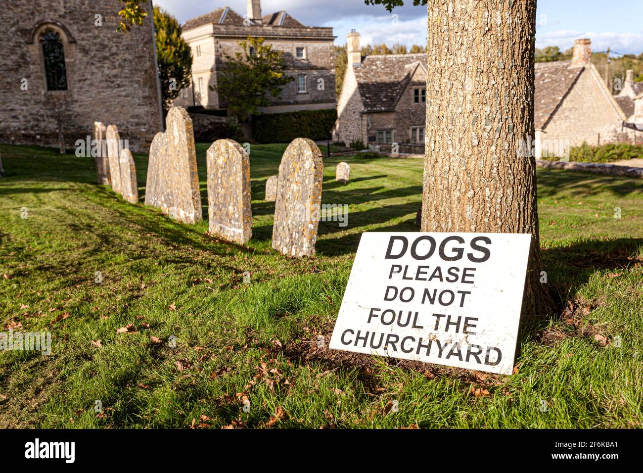 Avis d'encrassement des chiens (pour les chiens qui peuvent lire) dans le cimetière du village Cotswold de Winson, Gloucestershire, Royaume-Uni. Banque D'Images