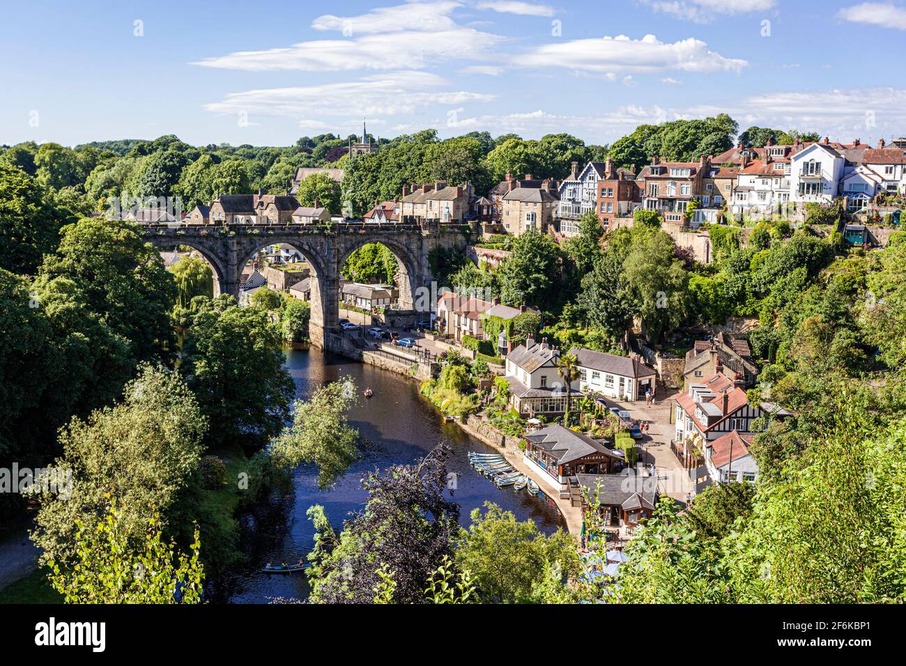 La rivière Nidd traverse Knaresborough, dans le North Yorkshire, au Royaume-Uni Banque D'Images