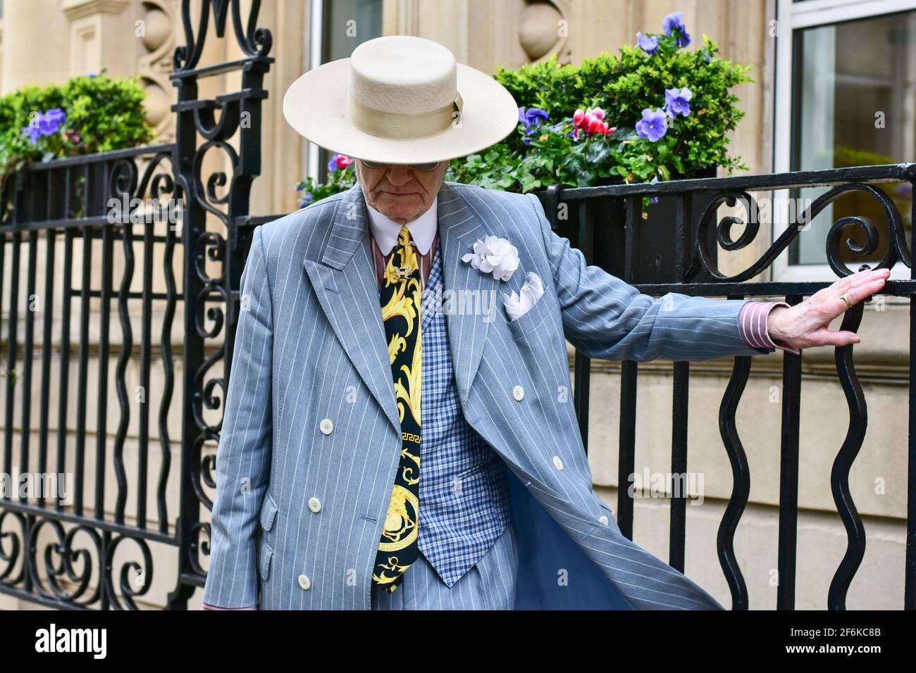 M. George Skeggs, connu sous le nom de Soho George, porte sa tenue unique vue dans la rue St James à Londres. Banque D'Images