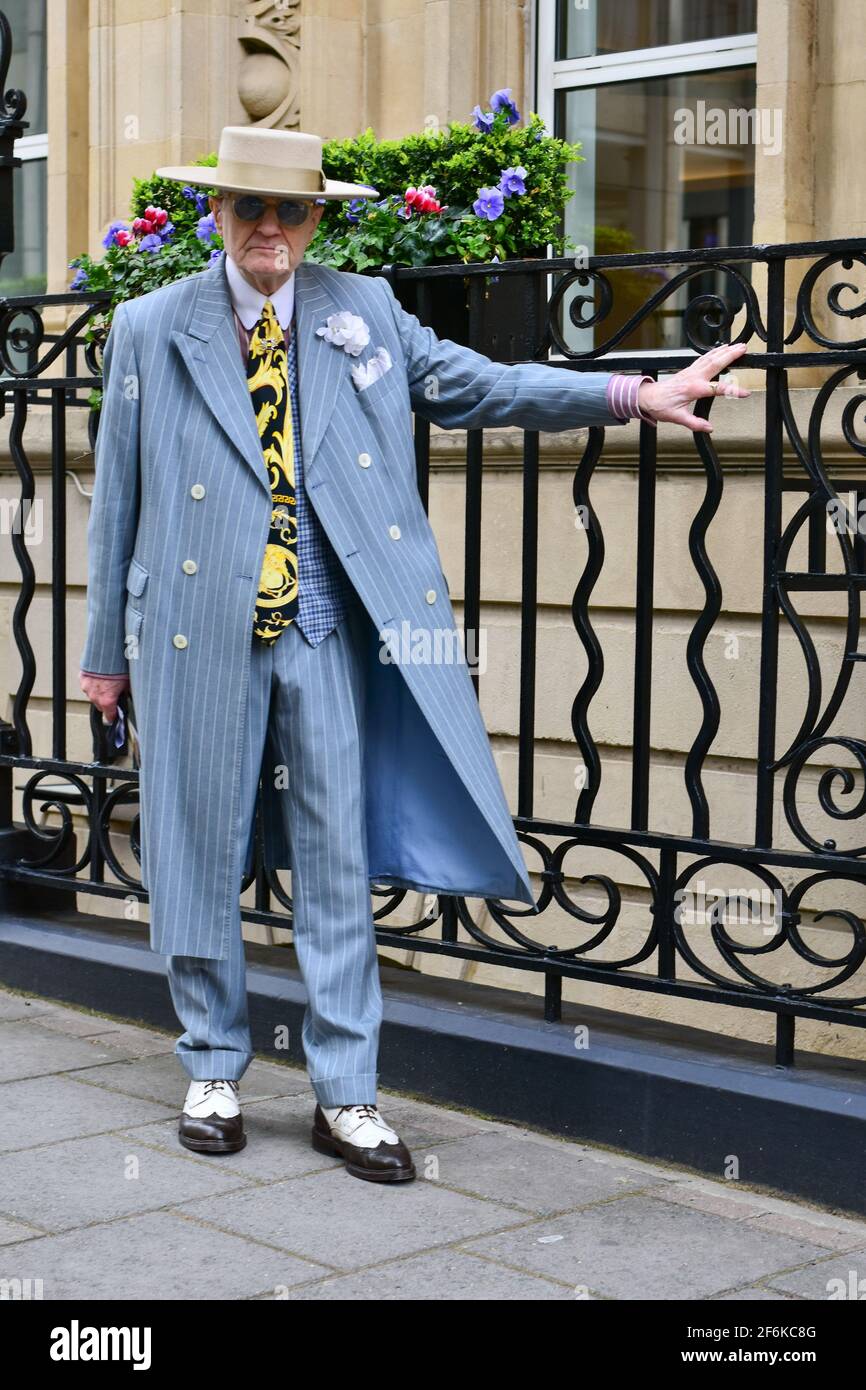 M. George Skeggs, connu sous le nom de Soho George, porte sa tenue unique  vue dans la rue St James à Londres Photo Stock - Alamy