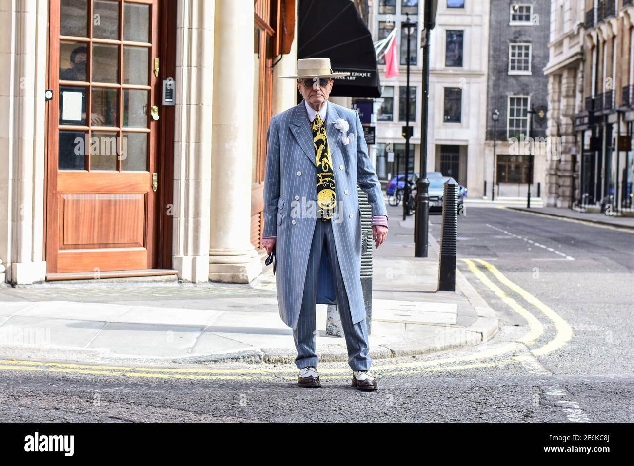 M. George Skeggs, connu sous le nom de Soho George, porte sa tenue unique vue dans la rue St James à Londres. Banque D'Images