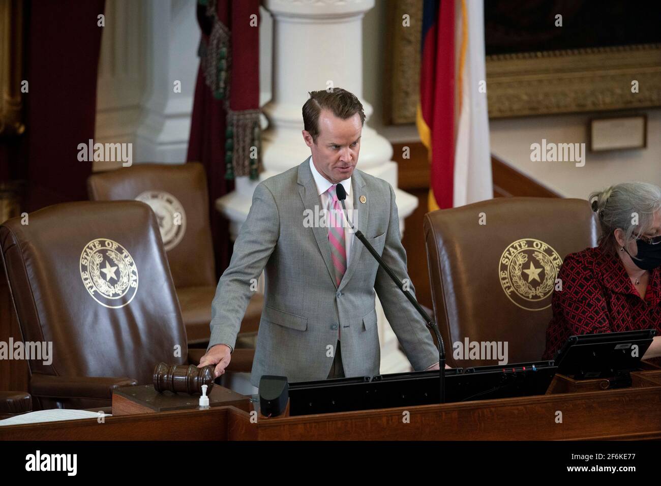 Austin, TX États-Unis 31 mars 2021: Le Président de la Chambre Dade Phelan, R-Beaumont, sur le dais de la Chambre des représentants du Texas lors de la lecture courante du projet de loi à la 87e session législative du Texas. Les projets de loi d'urgence comprennent la réglementation des compagnies d'électricité, la sécurité aux frontières et l'intervention du coronavirus. Banque D'Images